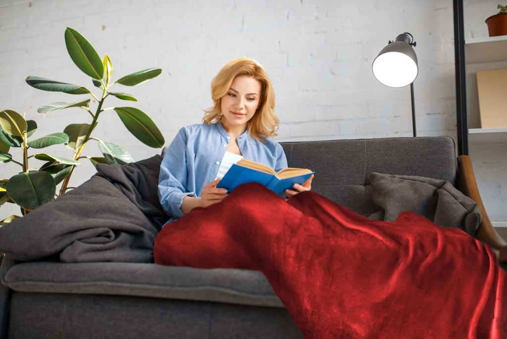 Plush Flannel Fleece Blanket - Super Soft Throw in Red - Image 8