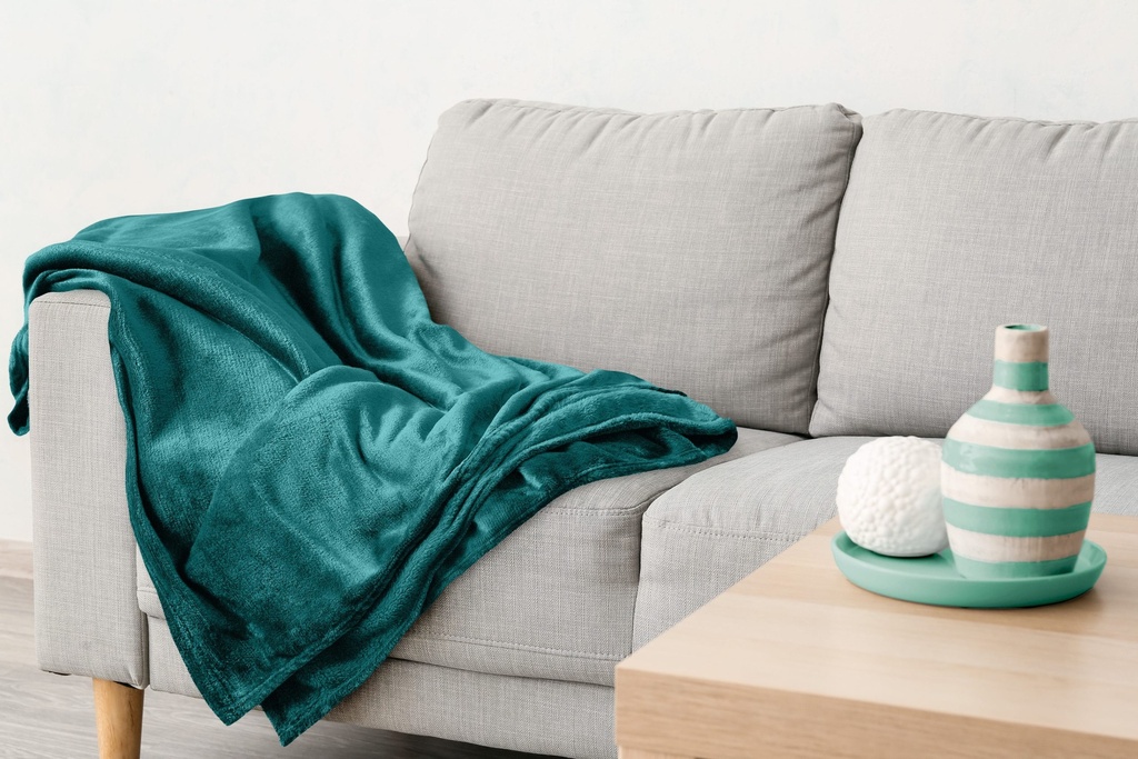 Plush Flannel Fleece Blanket - Super Soft Throw in Emerald Green - Image 5