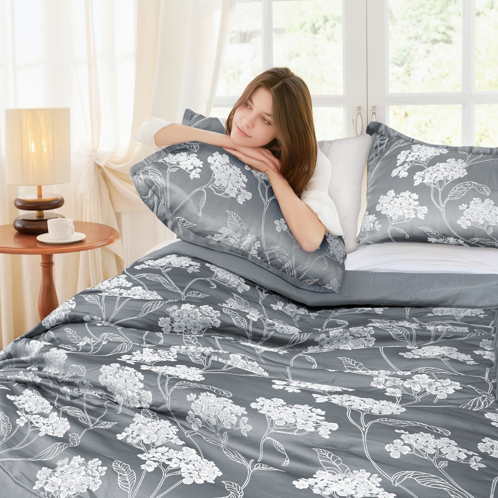 English Garden - Embellished Jacquard Quilted Bedspread Set in Silver - Image 3